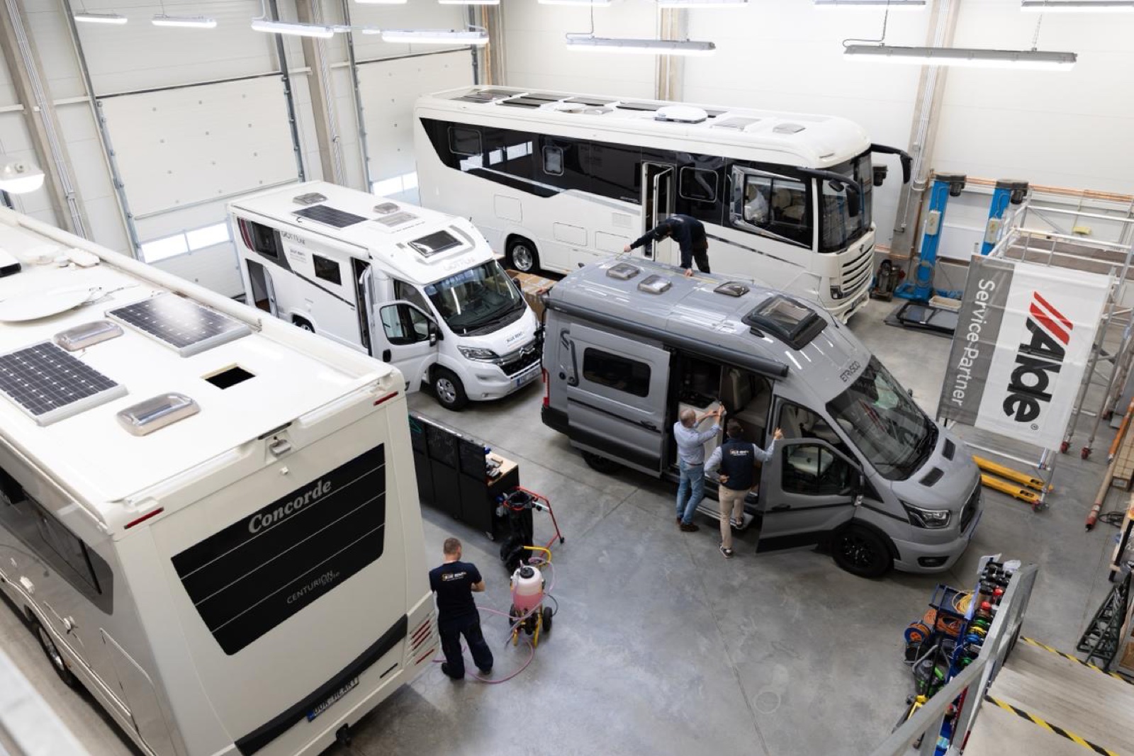 Moderní servisní dílna Blue Rent s obytými vozy